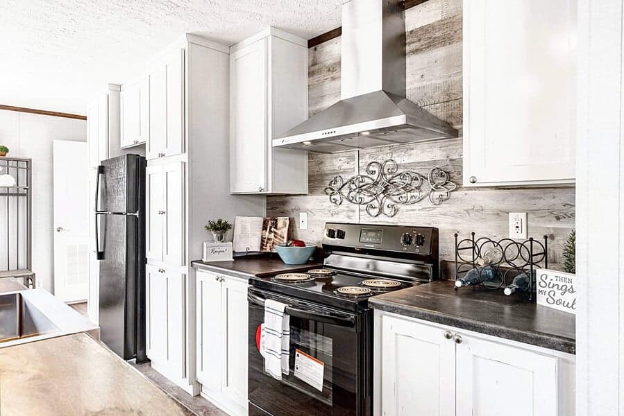 Majestic kitchen home features