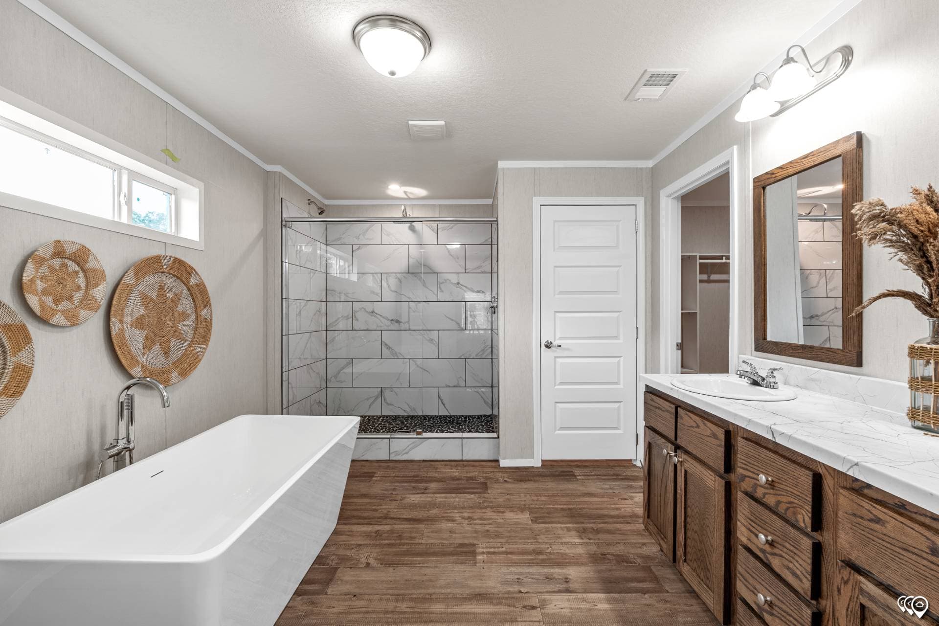 Arc3274-9012 bathroom home features