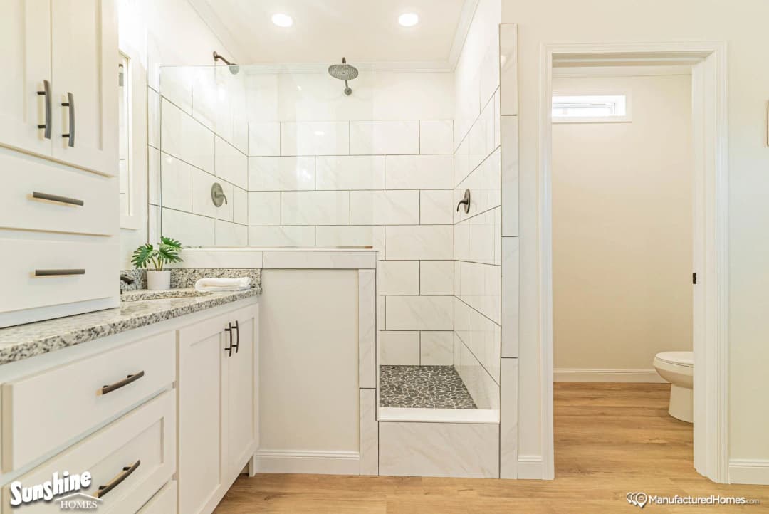 Pri3284-2058 bathroom home features