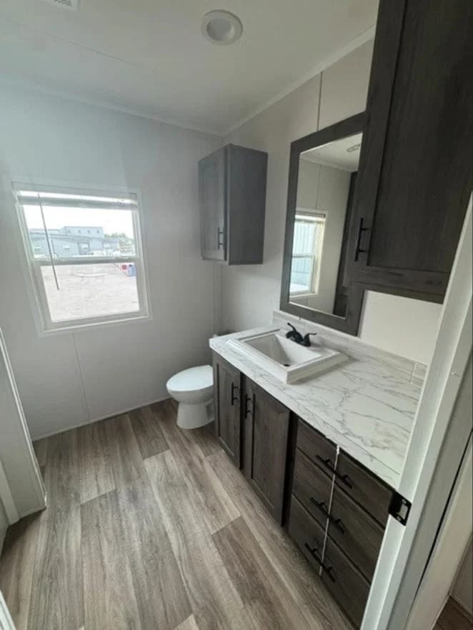 Vantage 32563n bathroom home features