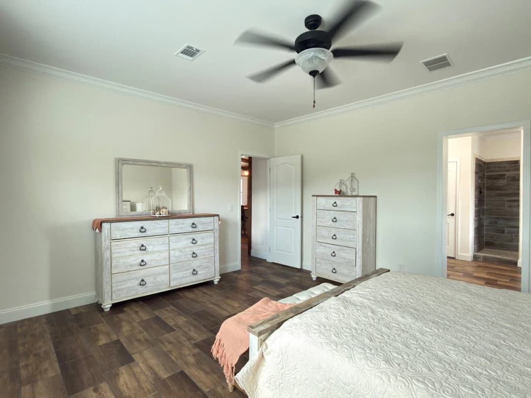 Orchard house (porch) bedroom home features