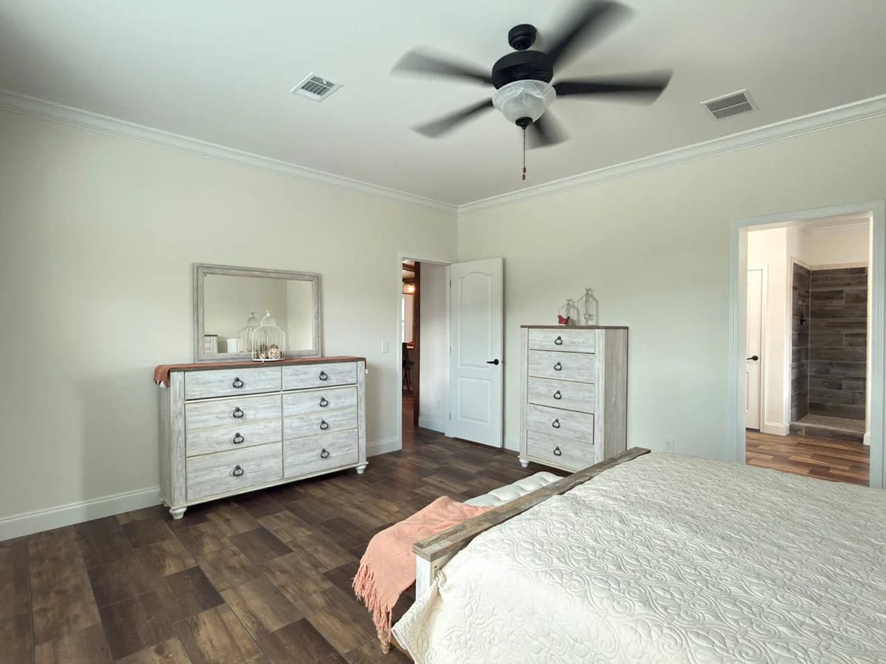Orchard house (porch) bedroom home features