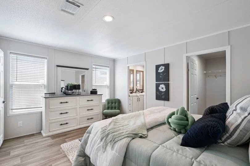 Valor 16763n bedroom home features