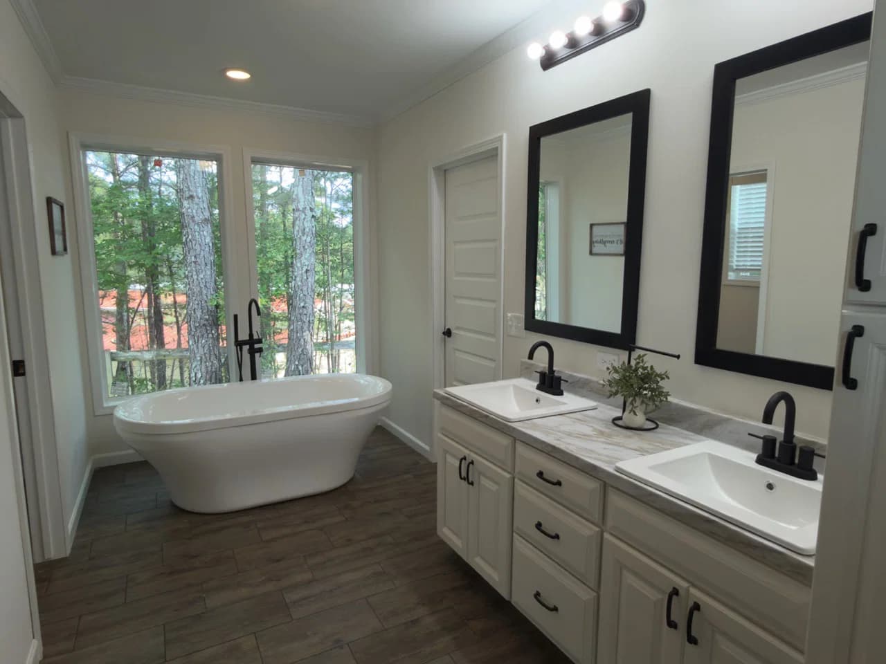 The woodside b bathroom home features
