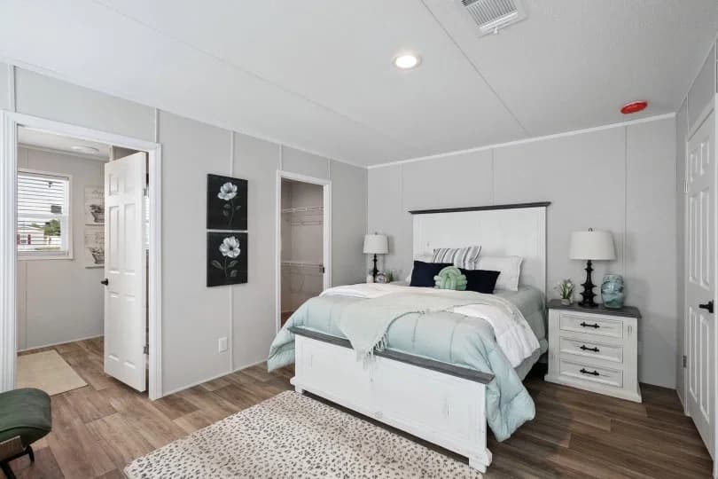 Valor 16763n bedroom home features