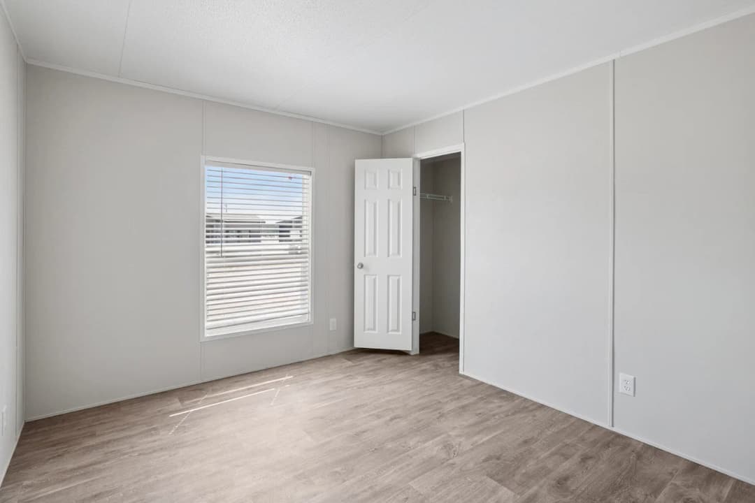 Valuhomes 28563p bedroom home features