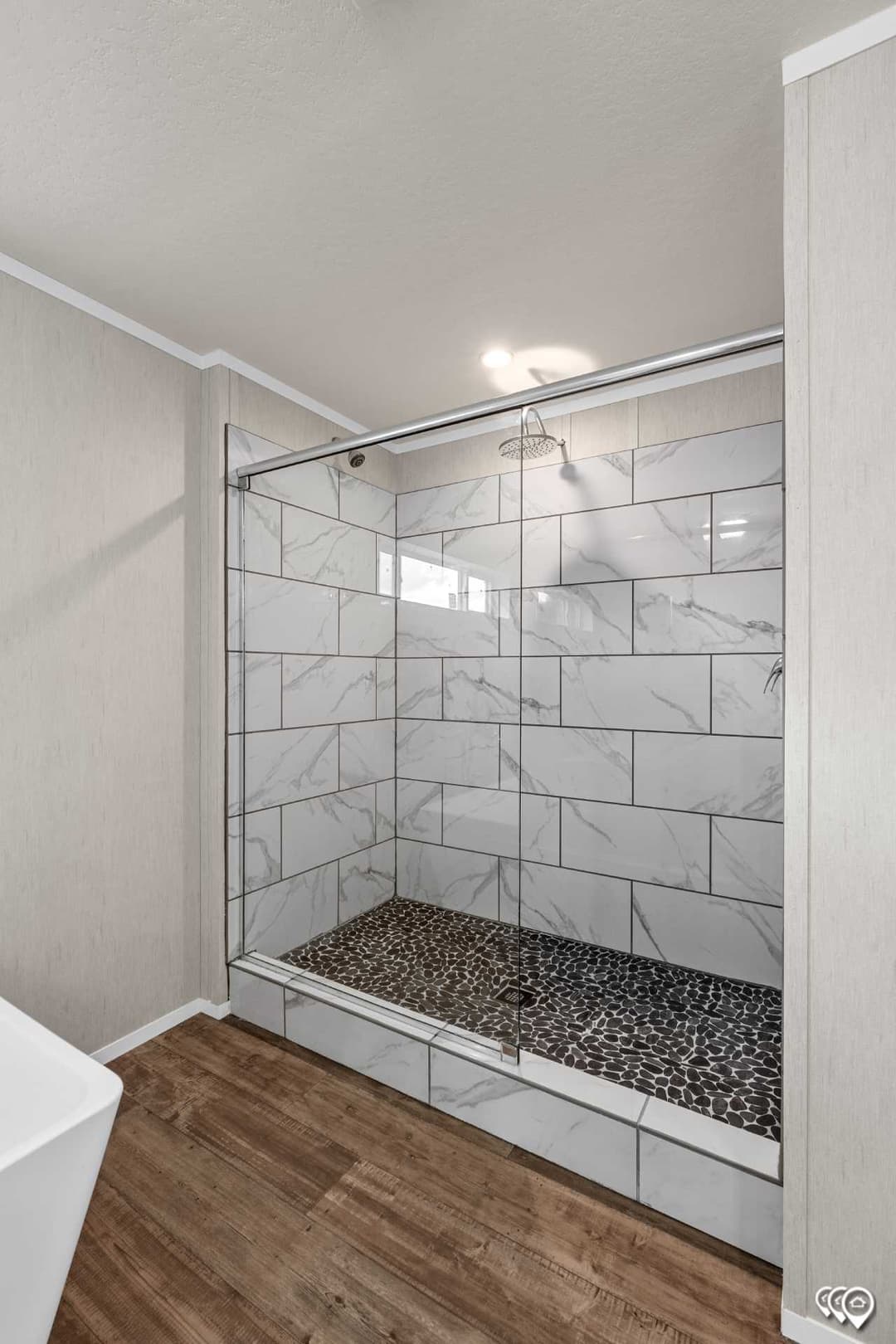 Arc3274-9012 bathroom home features