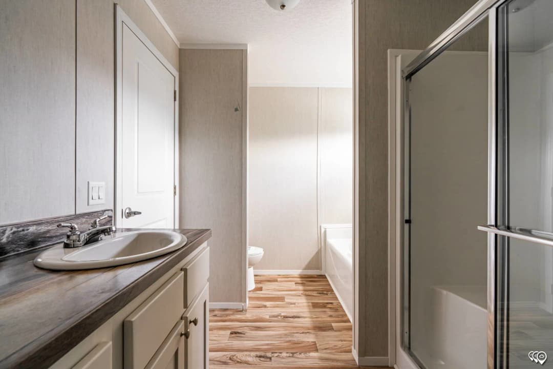 Arc1680-8016 bathroom home features