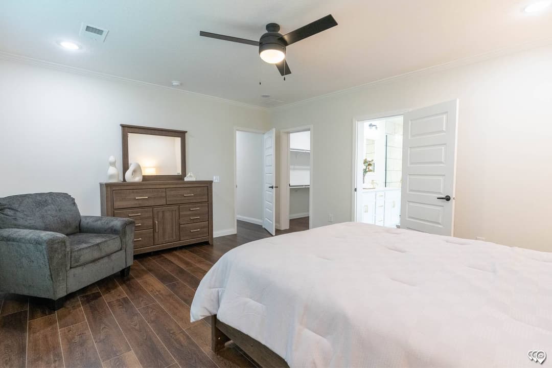 Pri3284-2074 bedroom home features