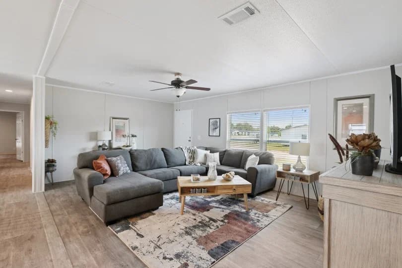 Valuhomes 28724p living room home features