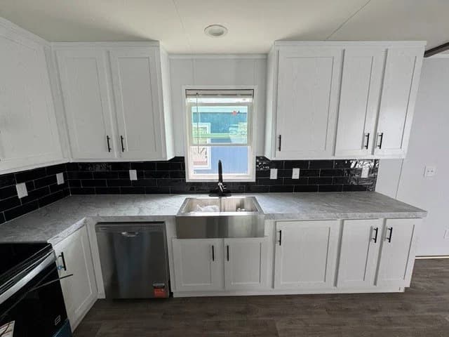 Landmark 16763b kitchen home features