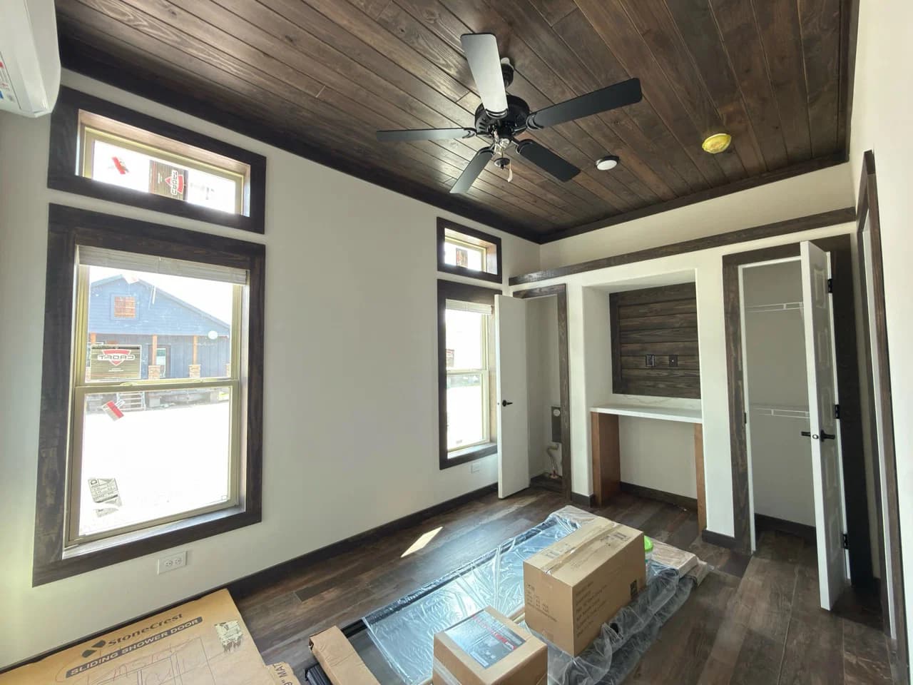 Cozy cabin 2 interior home features