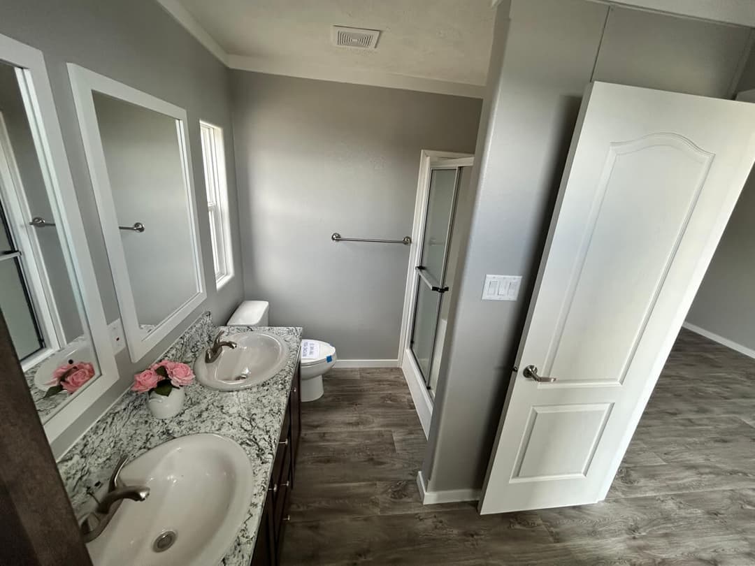 Emerald bathroom home features