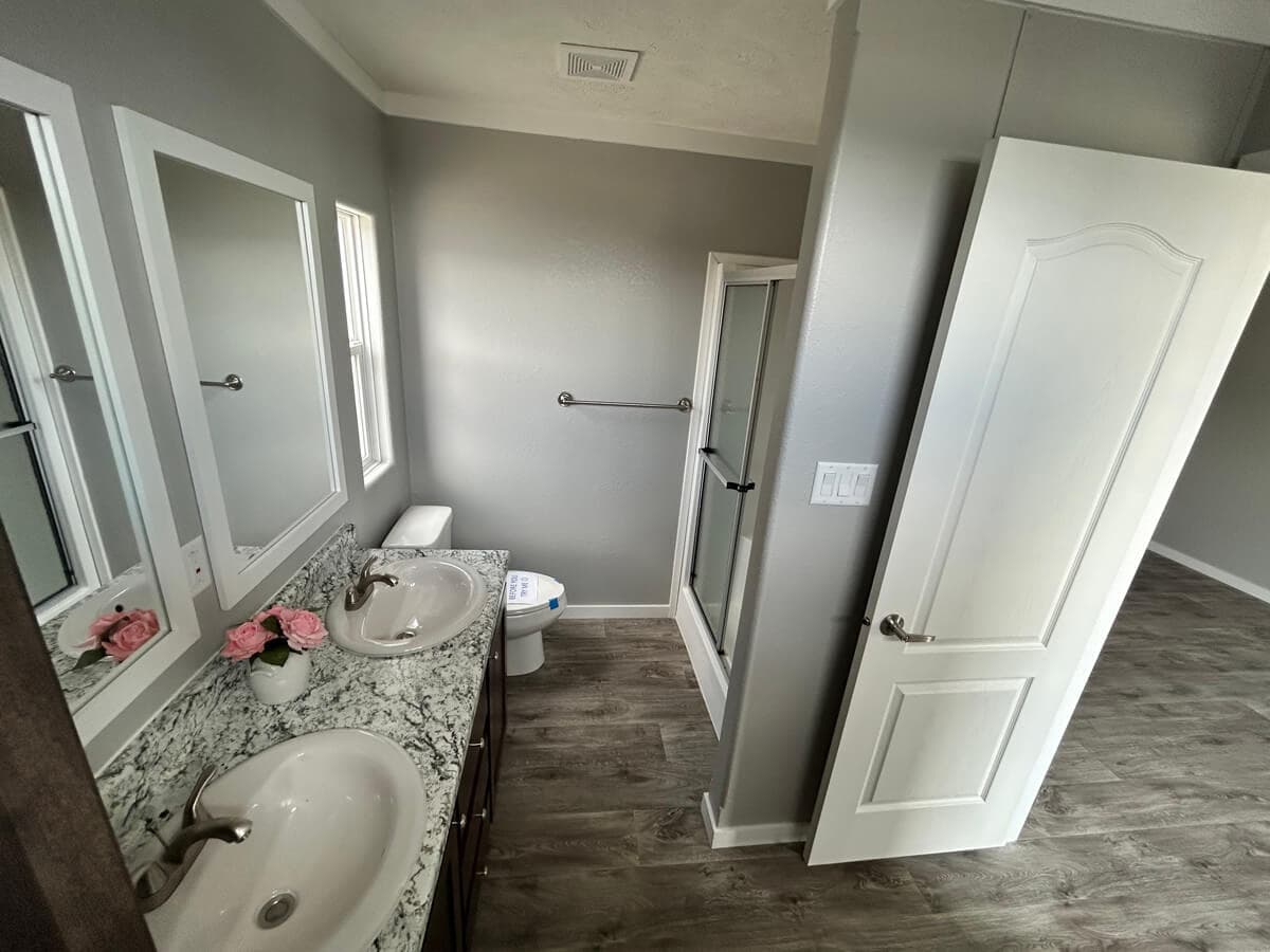 Emerald bathroom home features