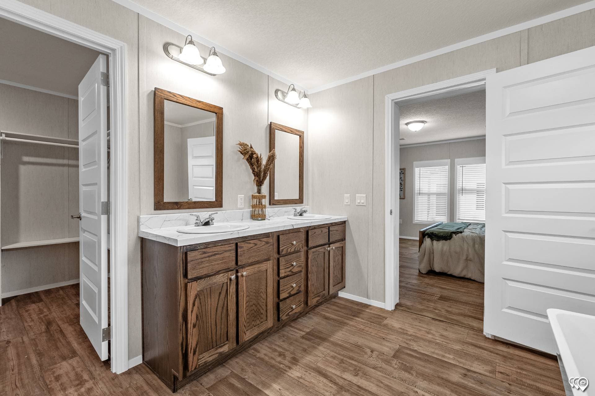 Arc3274-9012 bathroom home features