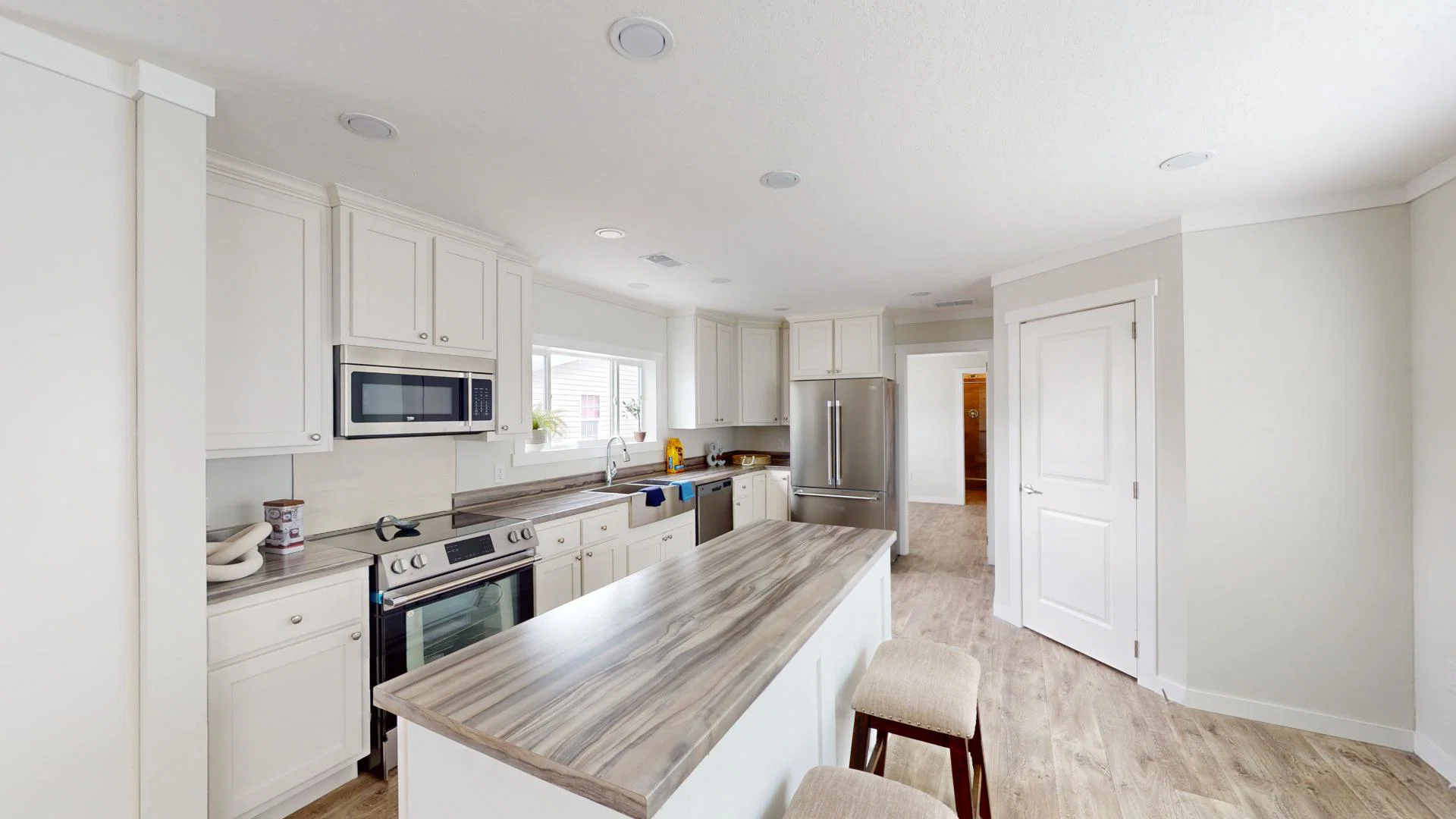 Pri1680-102 (the bailey) kitchen home features
