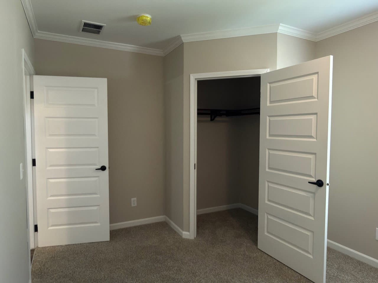 The country cottage bedroom home features