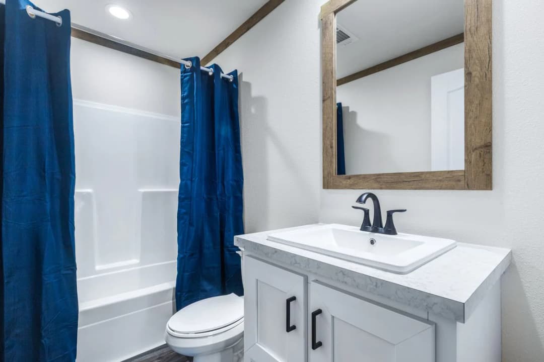 Lizzie bathroom home features