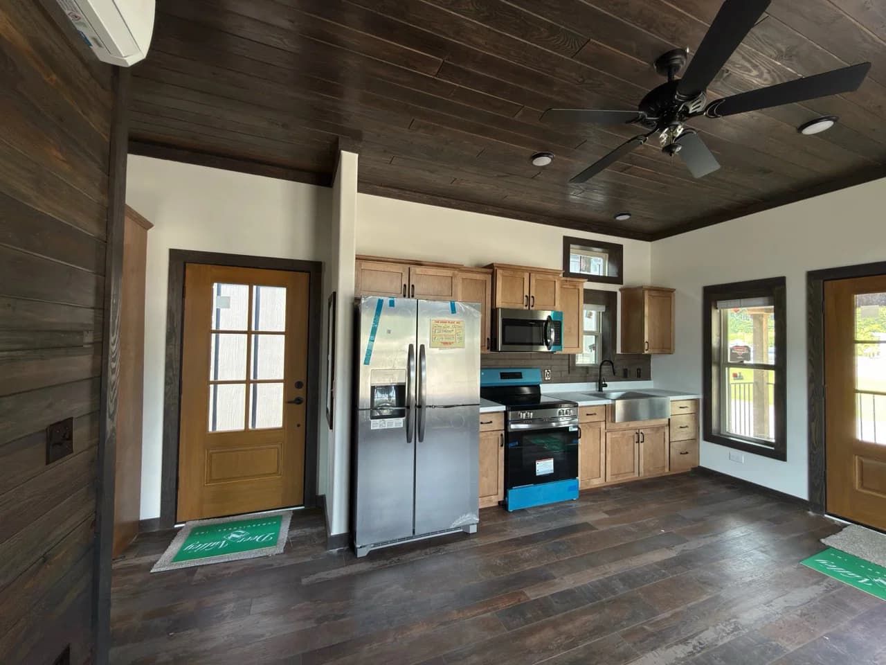 Cozy cabin 2 kitchen home features
