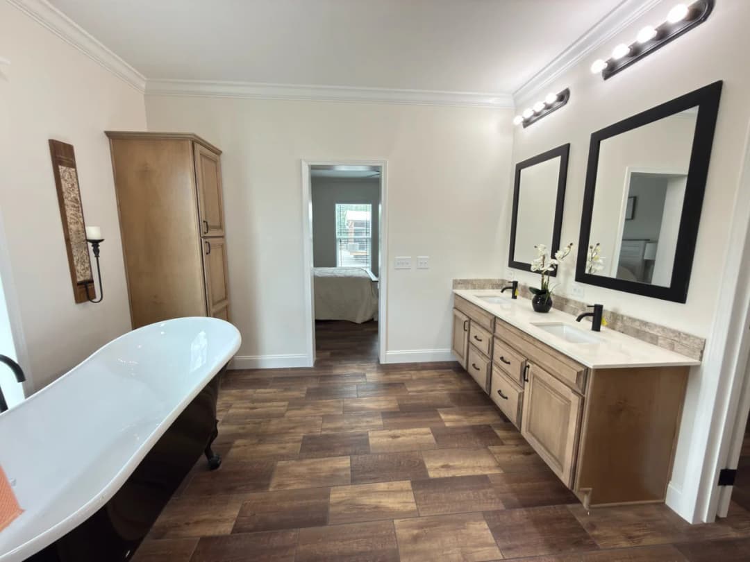 Orchard house (porch) bathroom home features