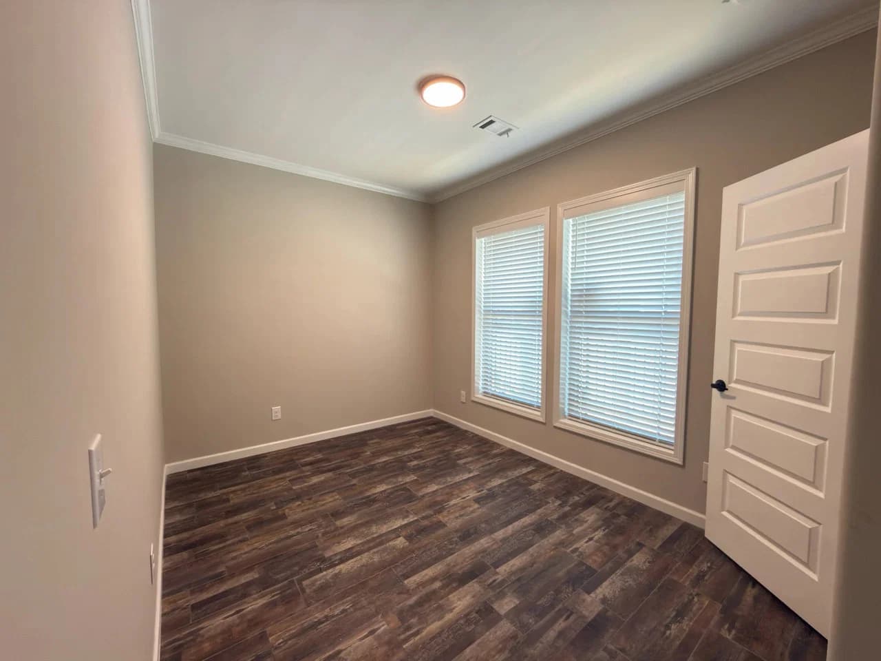 Wl-monl-6809 bedroom home features