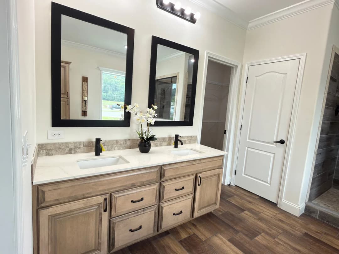 Orchard house (porch) bathroom home features