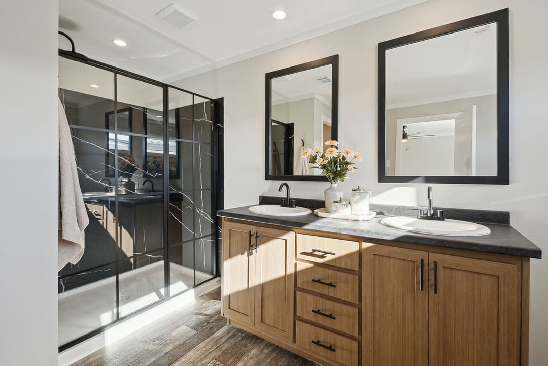 Creole 3 bedroom bathroom home features