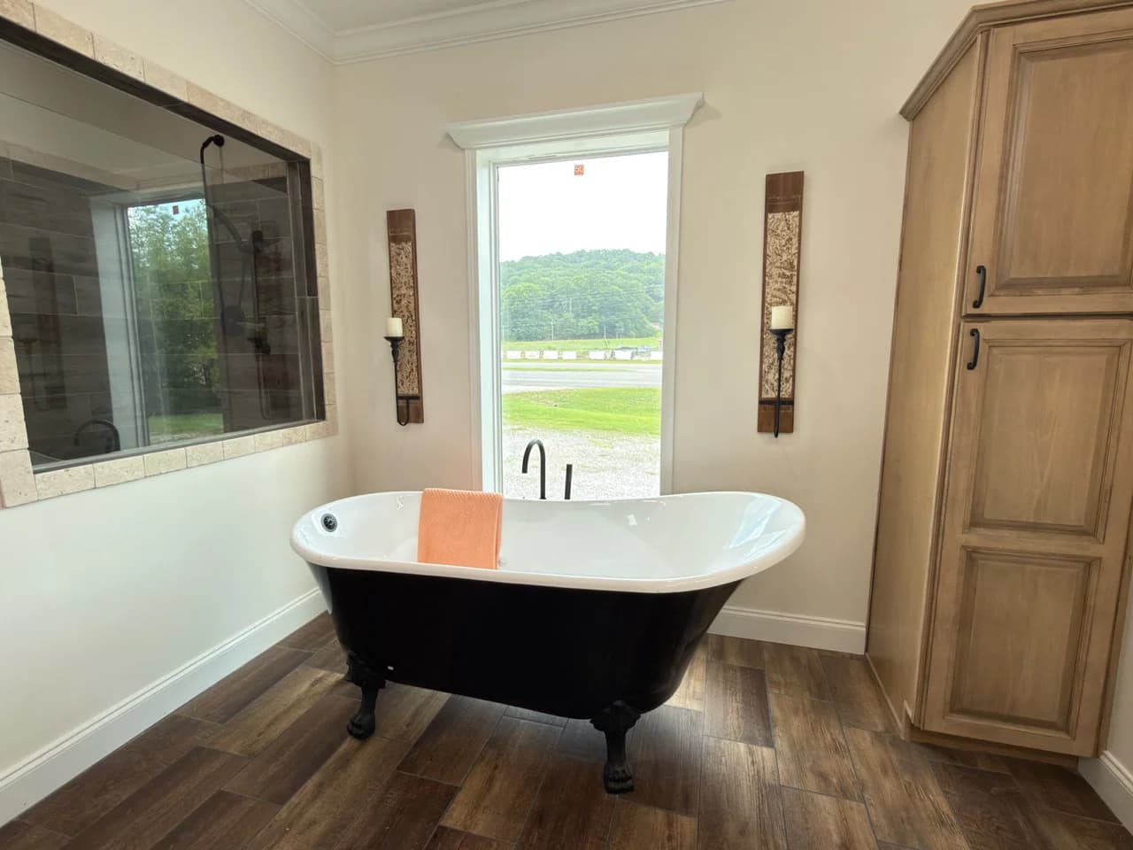Orchard house (porch) bathroom home features
