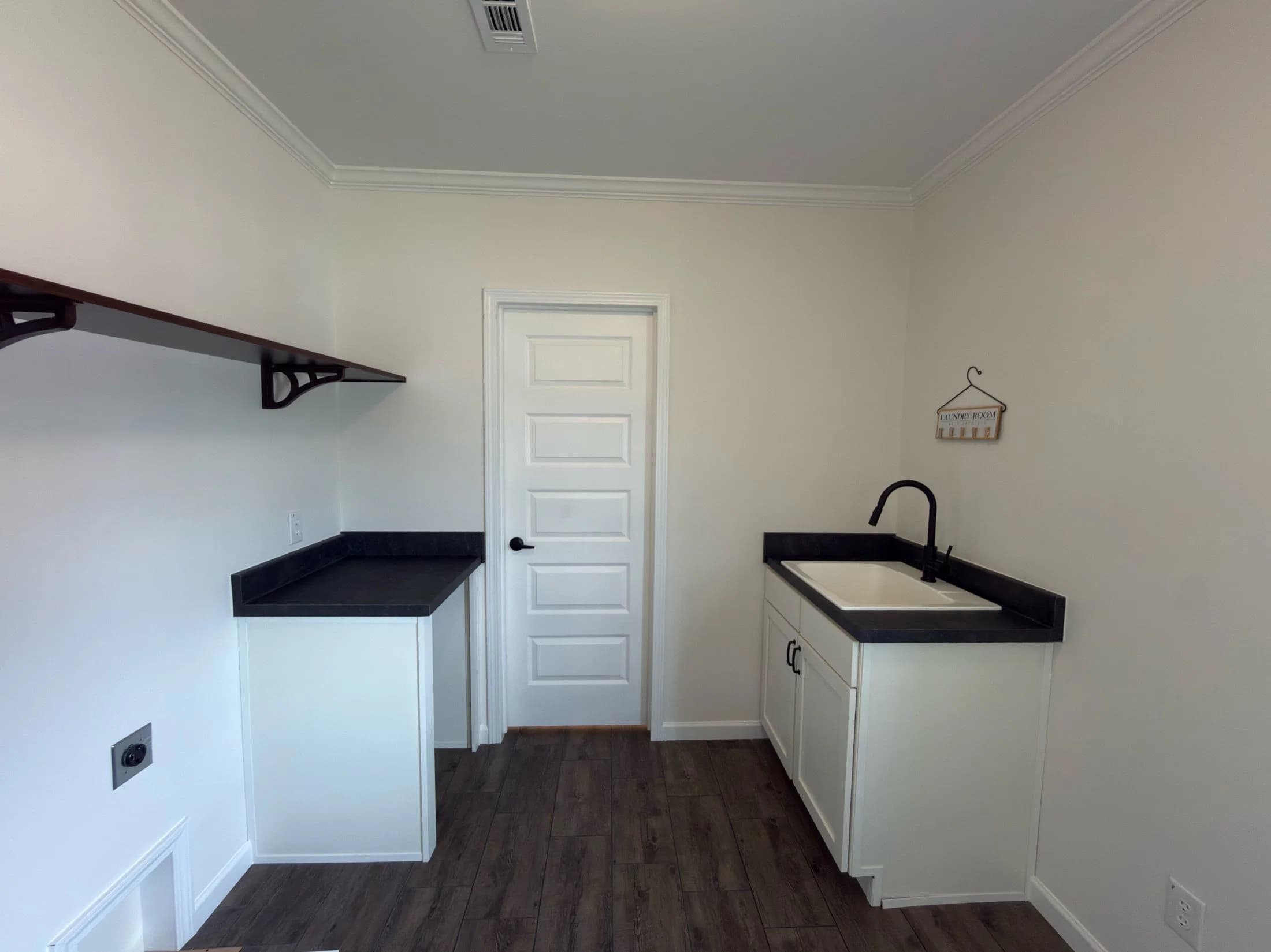 The oasis b  home features