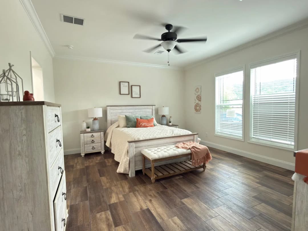 Orchard house (porch) bedroom home features