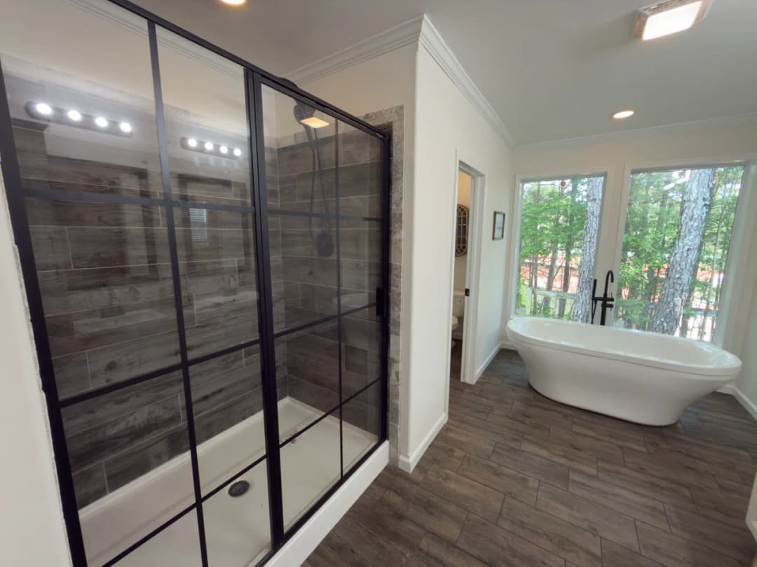 The woodside b bathroom home features
