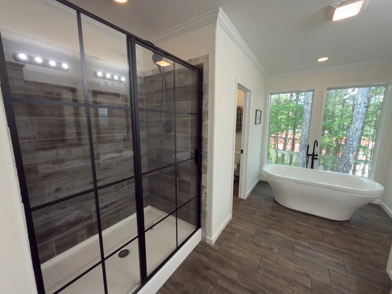 The woodside b bathroom home features