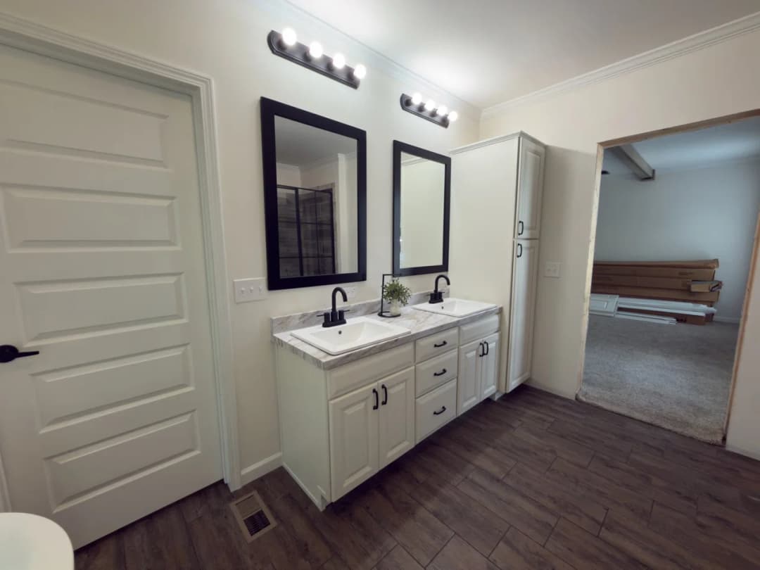 The woodside b bathroom home features