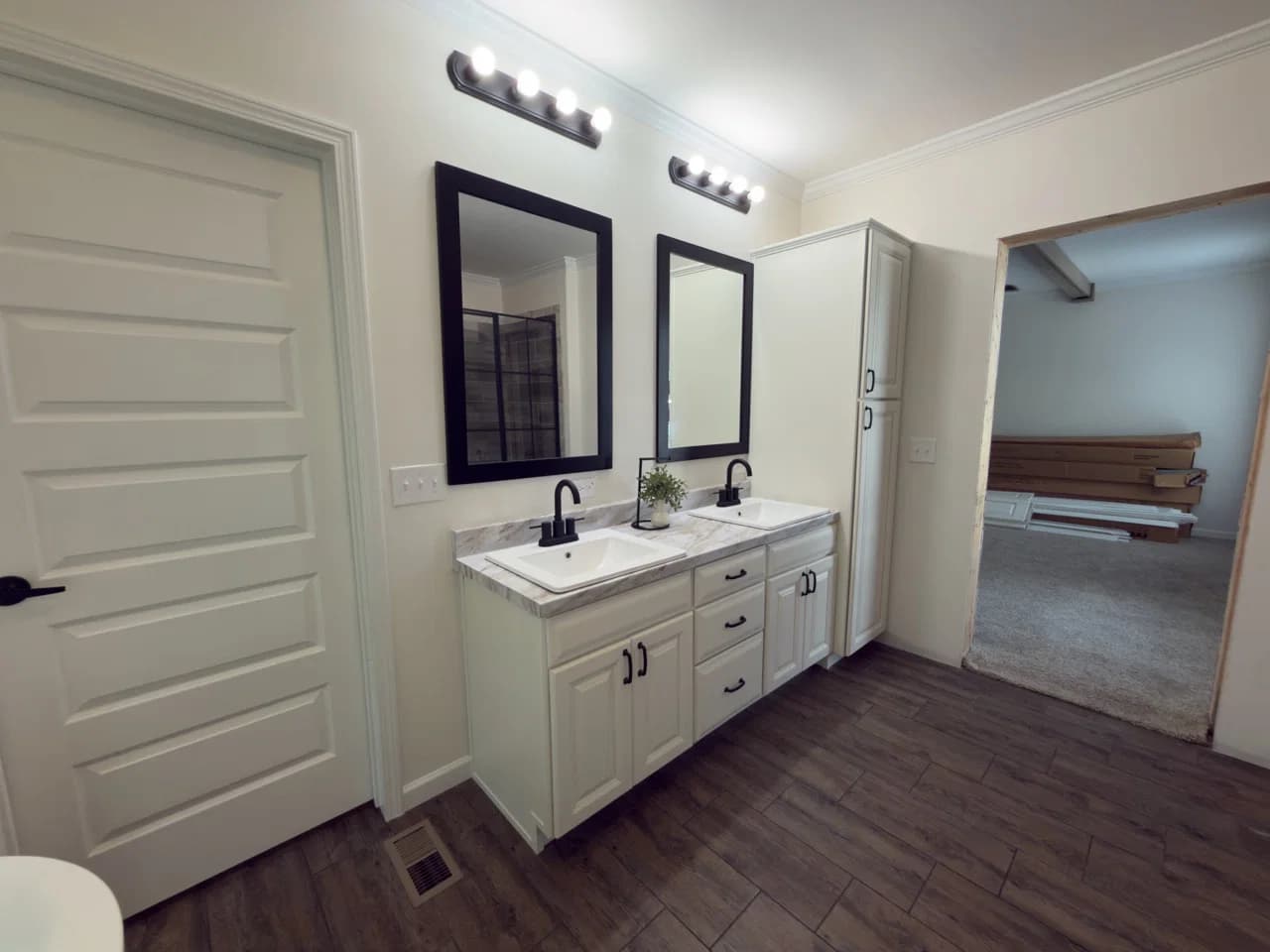 The woodside b bathroom home features