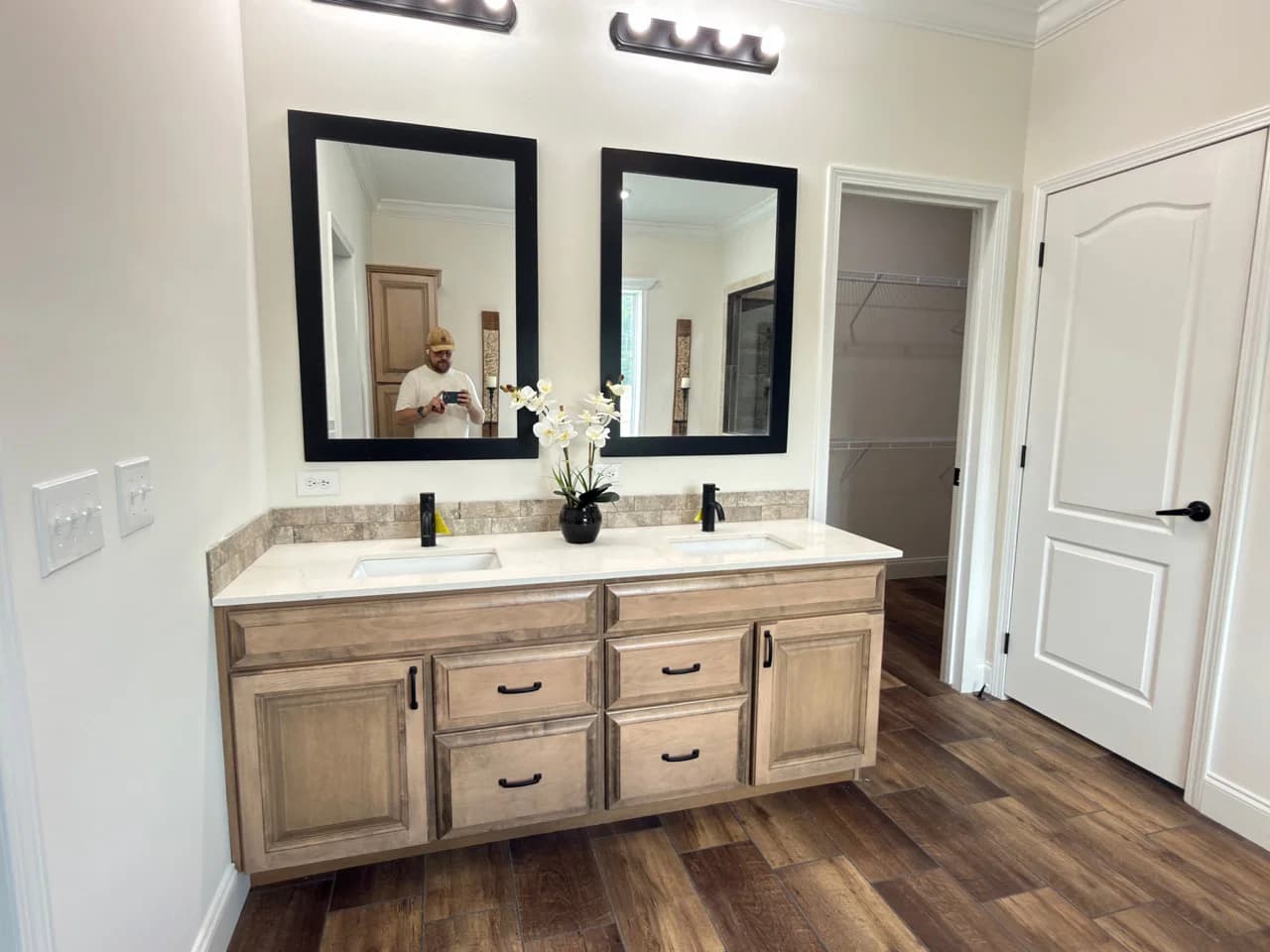 Orchard house (porch) bathroom home features