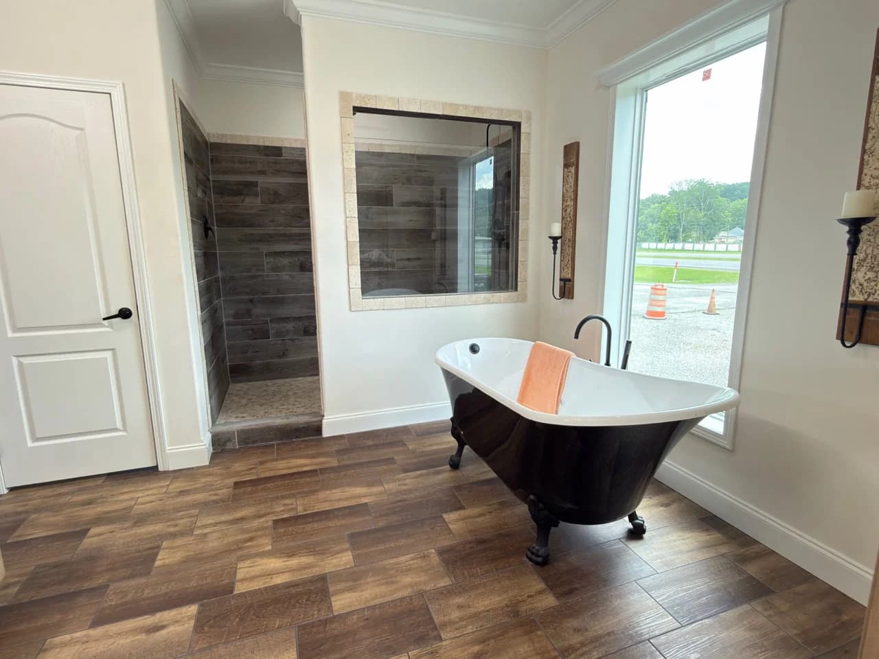 Orchard house (porch) bathroom home features