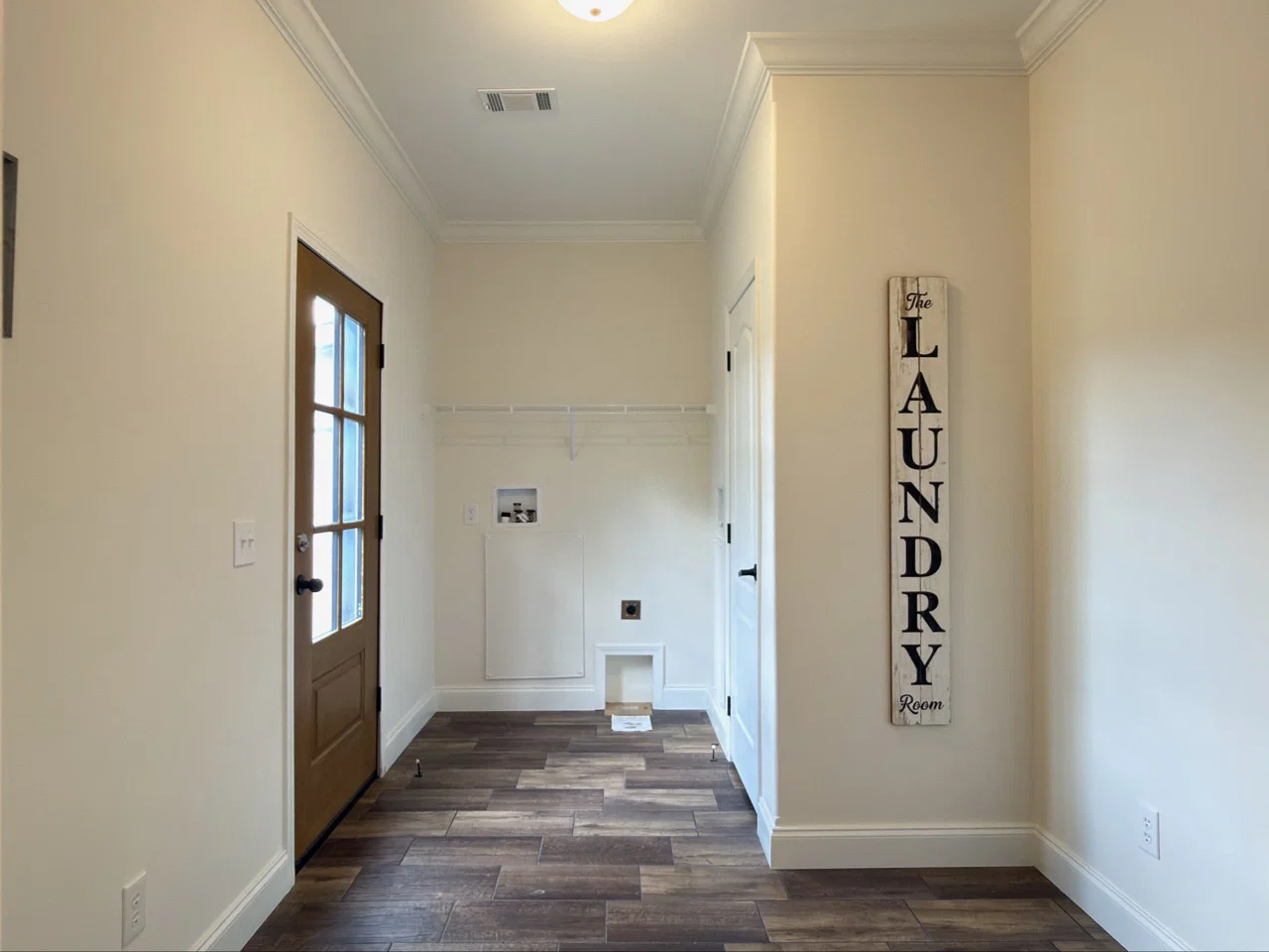 Orchard house (porch) interior home features