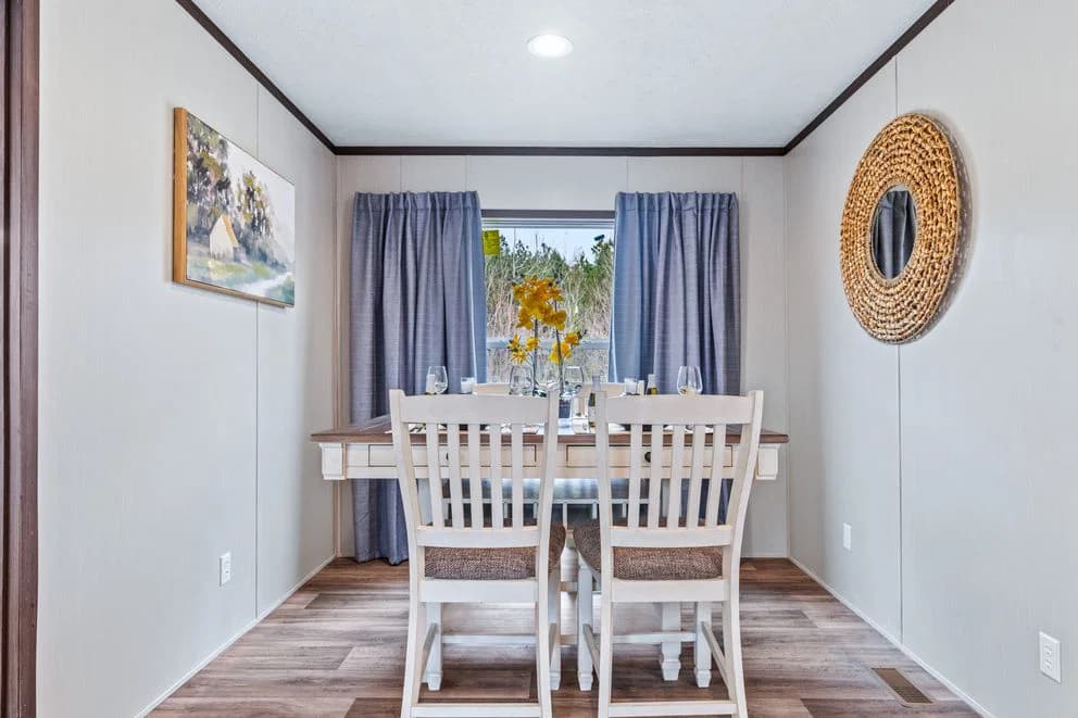 Grand interior home features