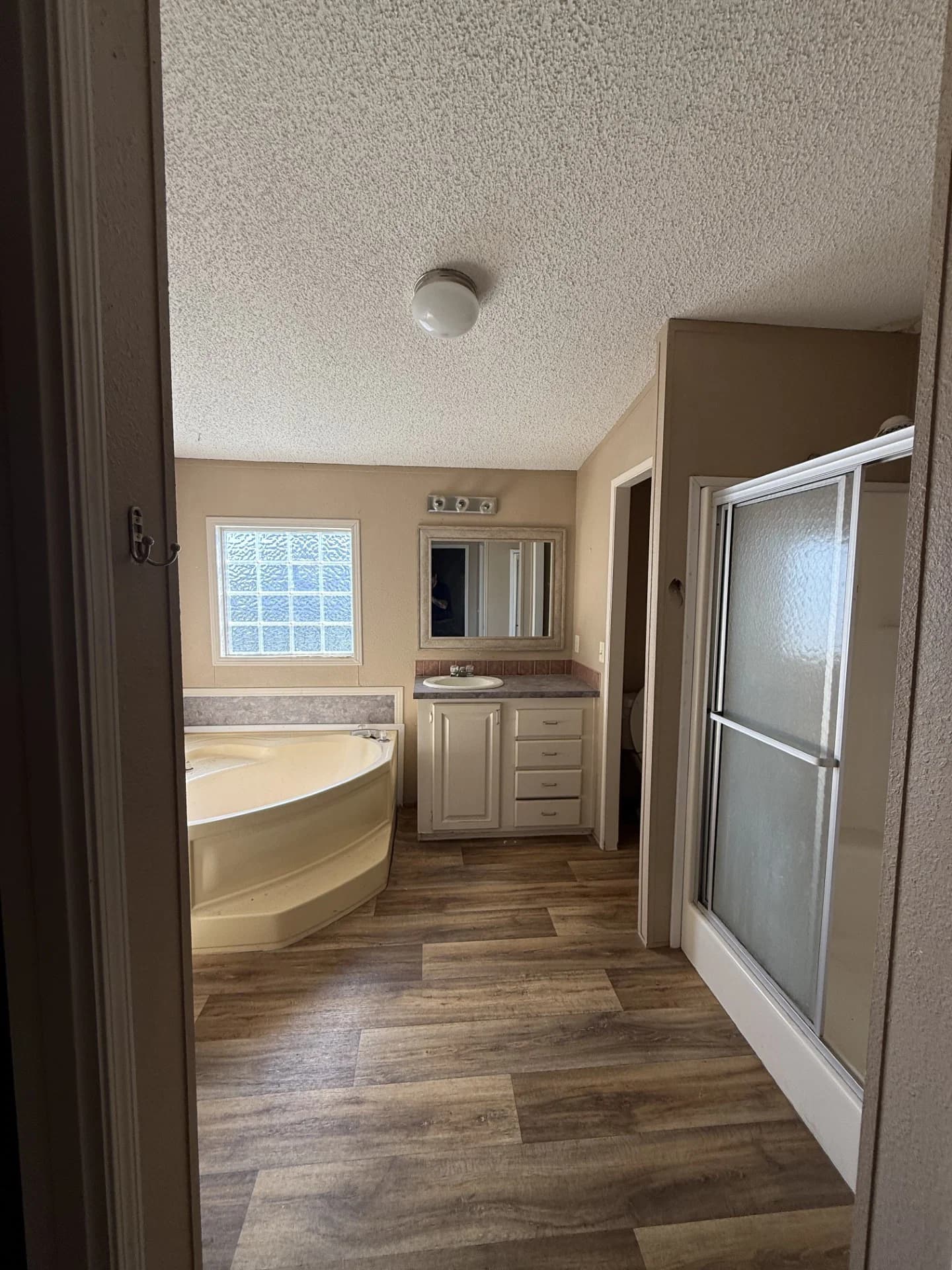 2001 fleetwood  bathroom home features