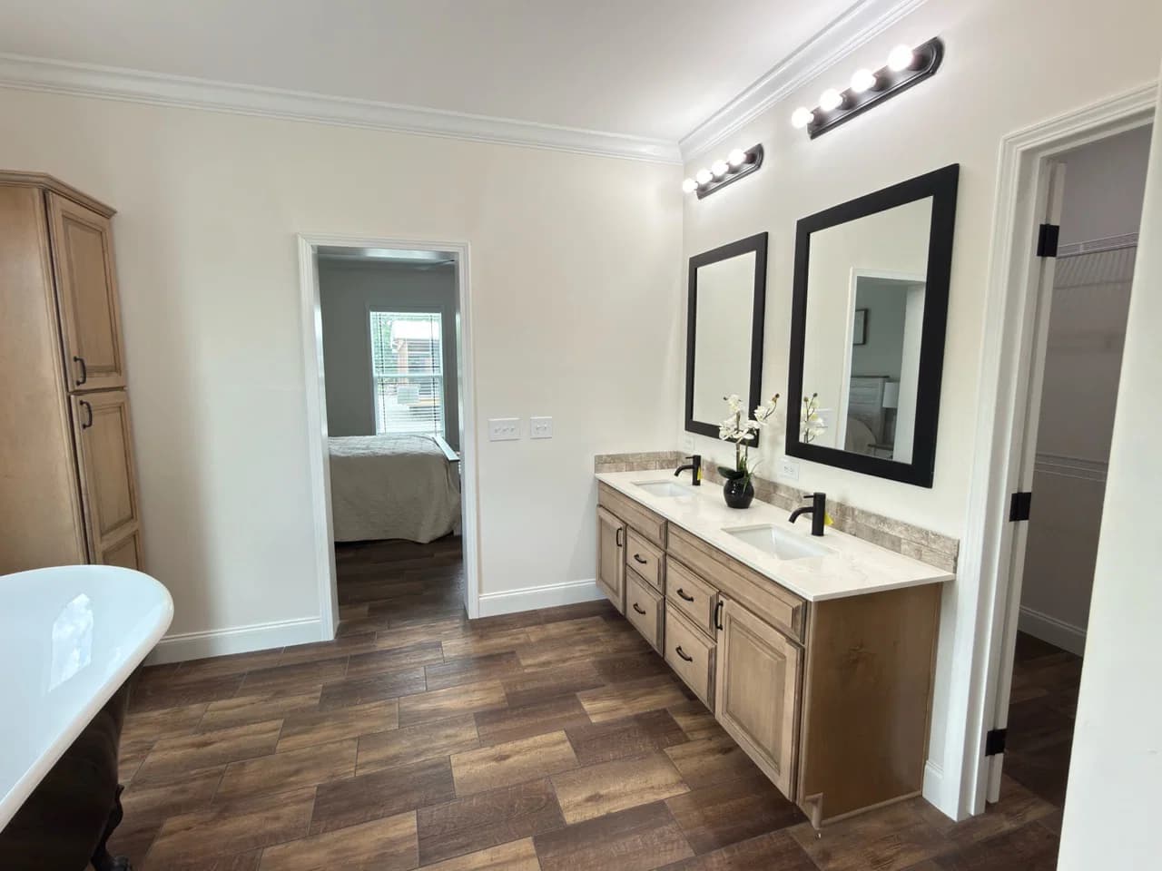 Orchard house (porch) bathroom home features