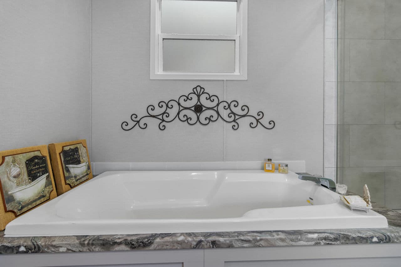 Poydras 3 bedroom bathroom home features