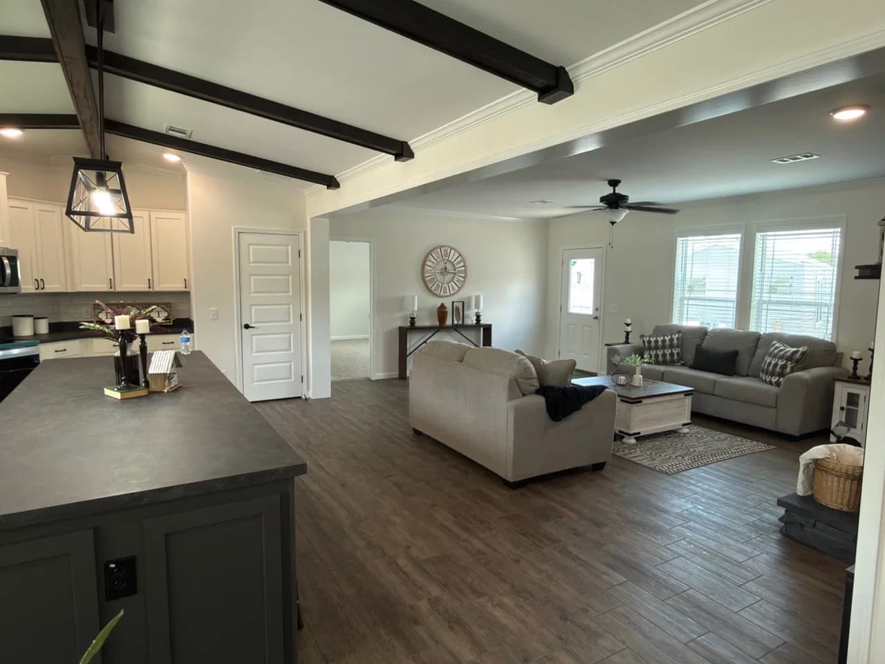The oasis b  home features