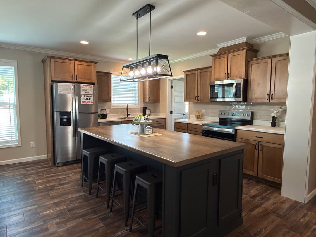 The country cottage kitchen home features