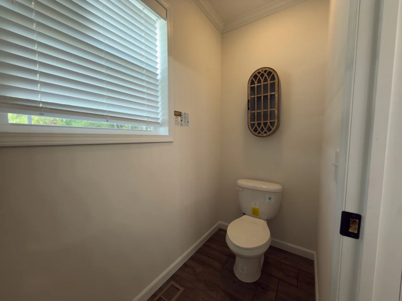The woodside b bathroom home features