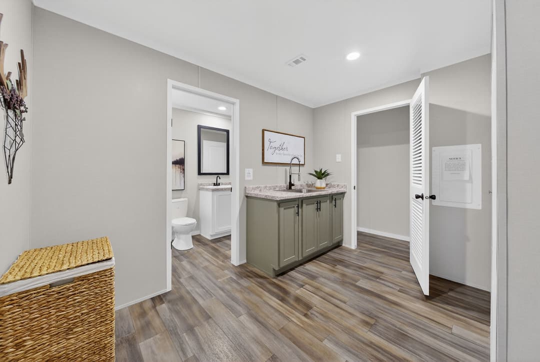 Manning bathroom home features