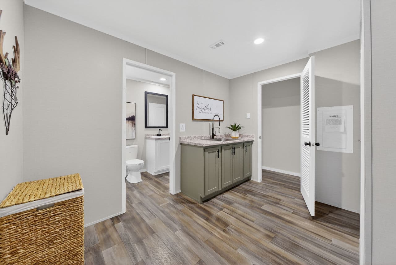Manning bathroom home features