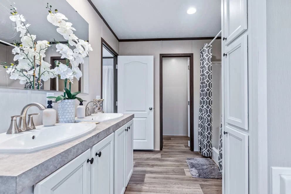 Grand bathroom home features