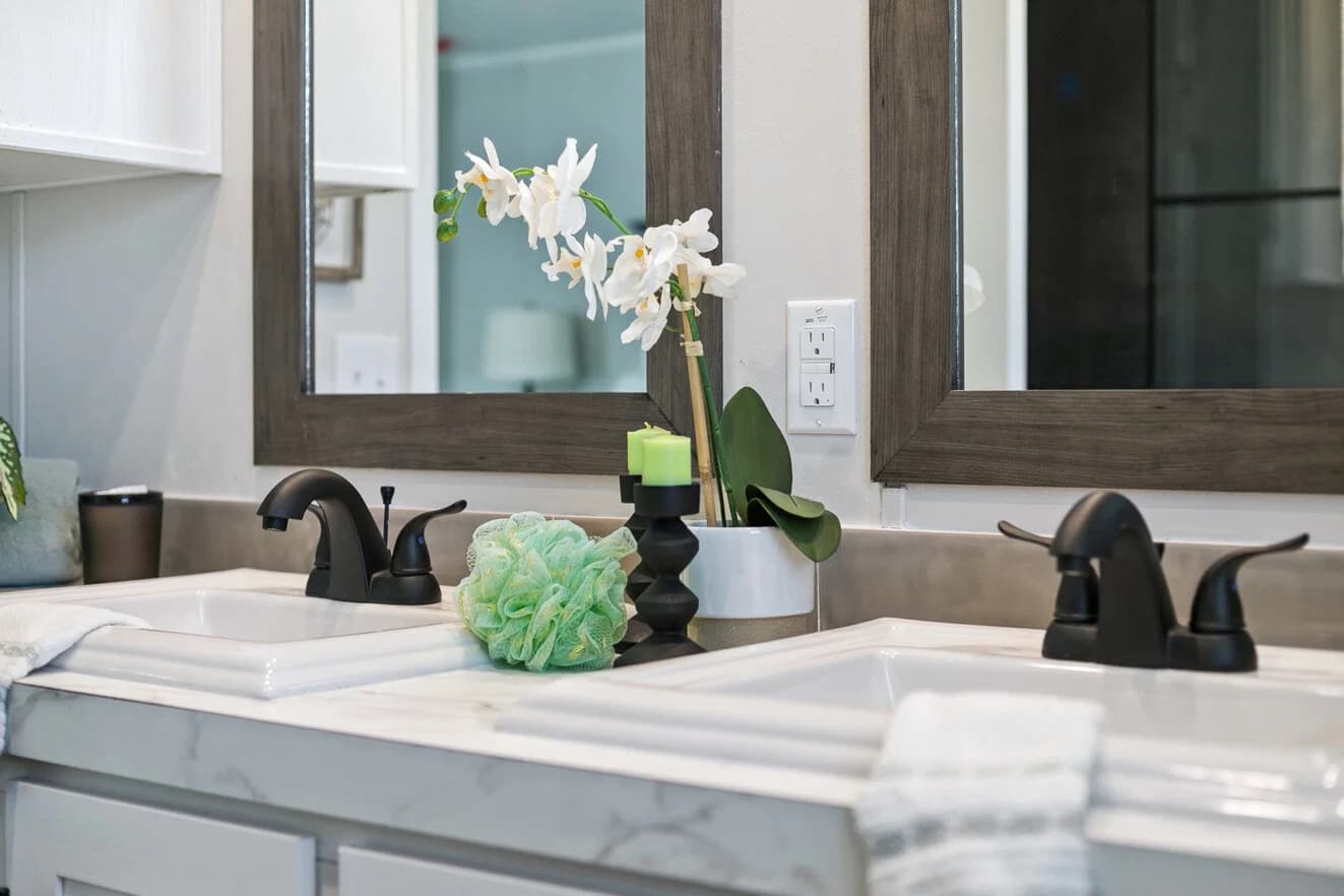 Valor 16763n bathroom home features