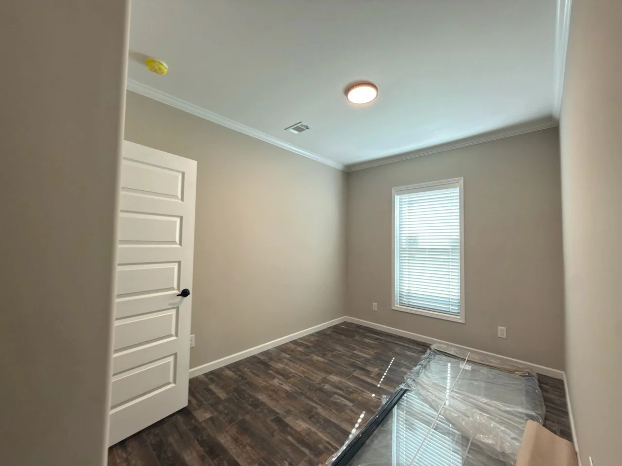Wl-monl-6809 bedroom home features