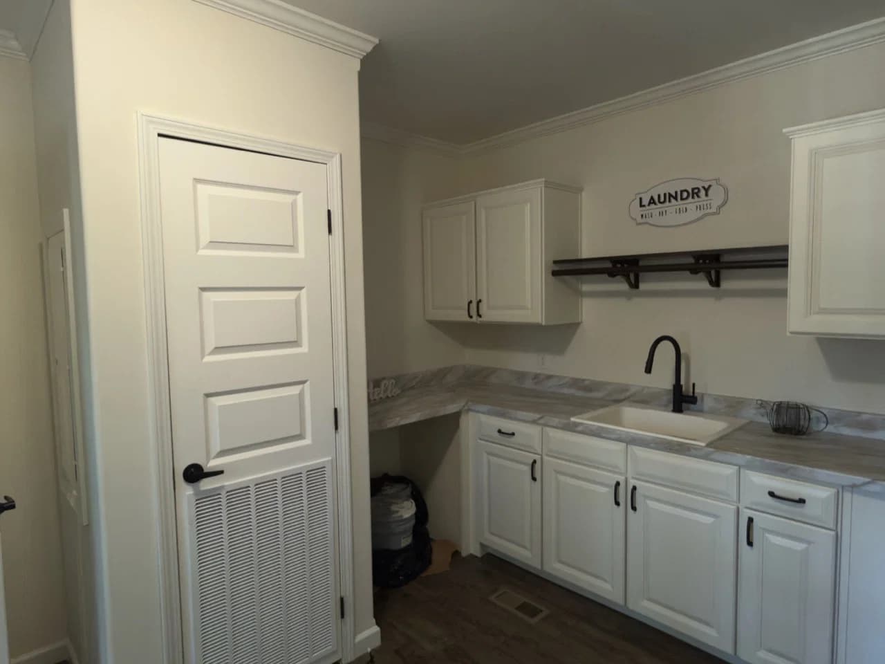The woodside b interior home features